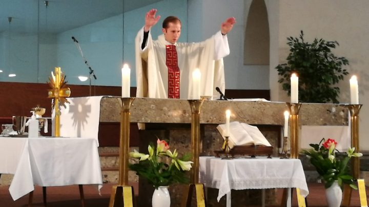 In der Sonnatgsmesse am Hl. Leopoldstag feierte Kaplan Anselm Becker den ersten Sonntagsgottesdienst in Liesing und spendete am Ende der Messe den Primizsegen.