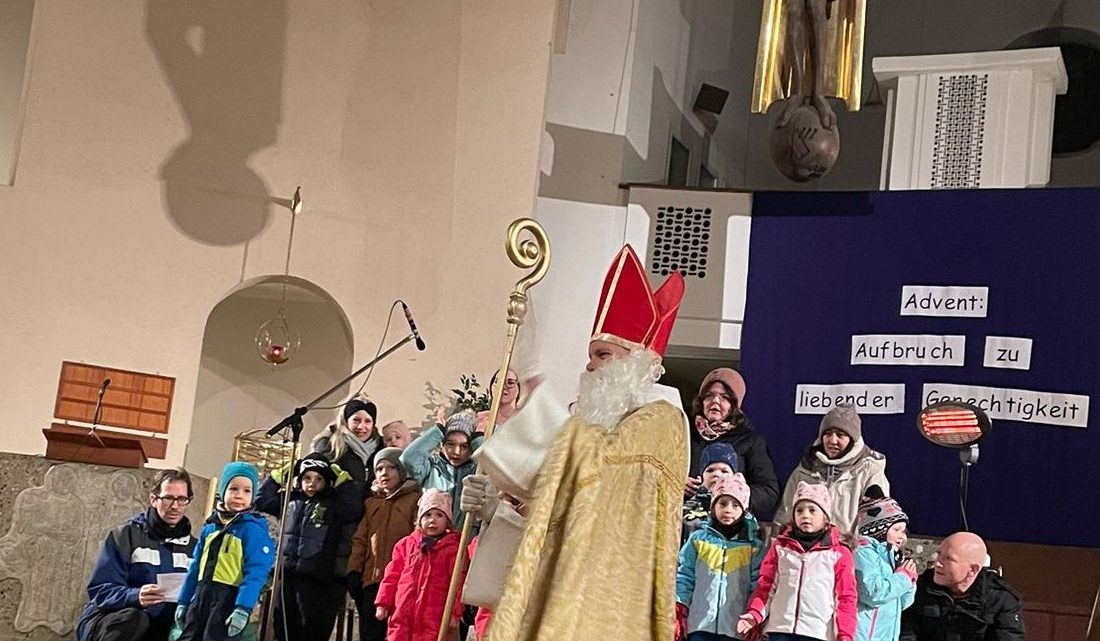 Der Heilige Nikolaus zu Besuch in der Pfarre Liesing, musikalisch umrahmt mit ELKI(ElternKind)-Chor, Gitarrencafe & Shangos und in der ELKI-Runde!